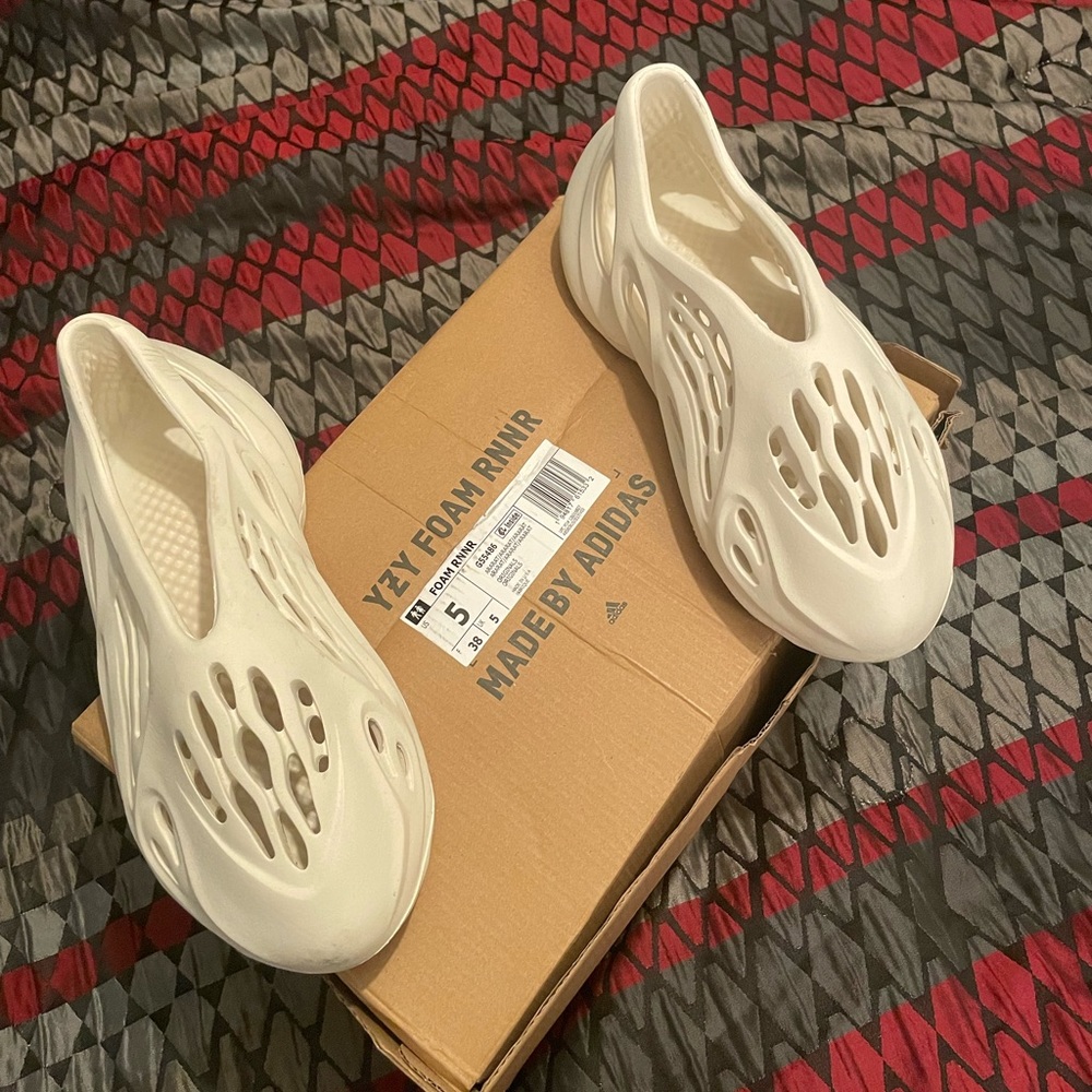 Yezzy foam runners size 5 in kids